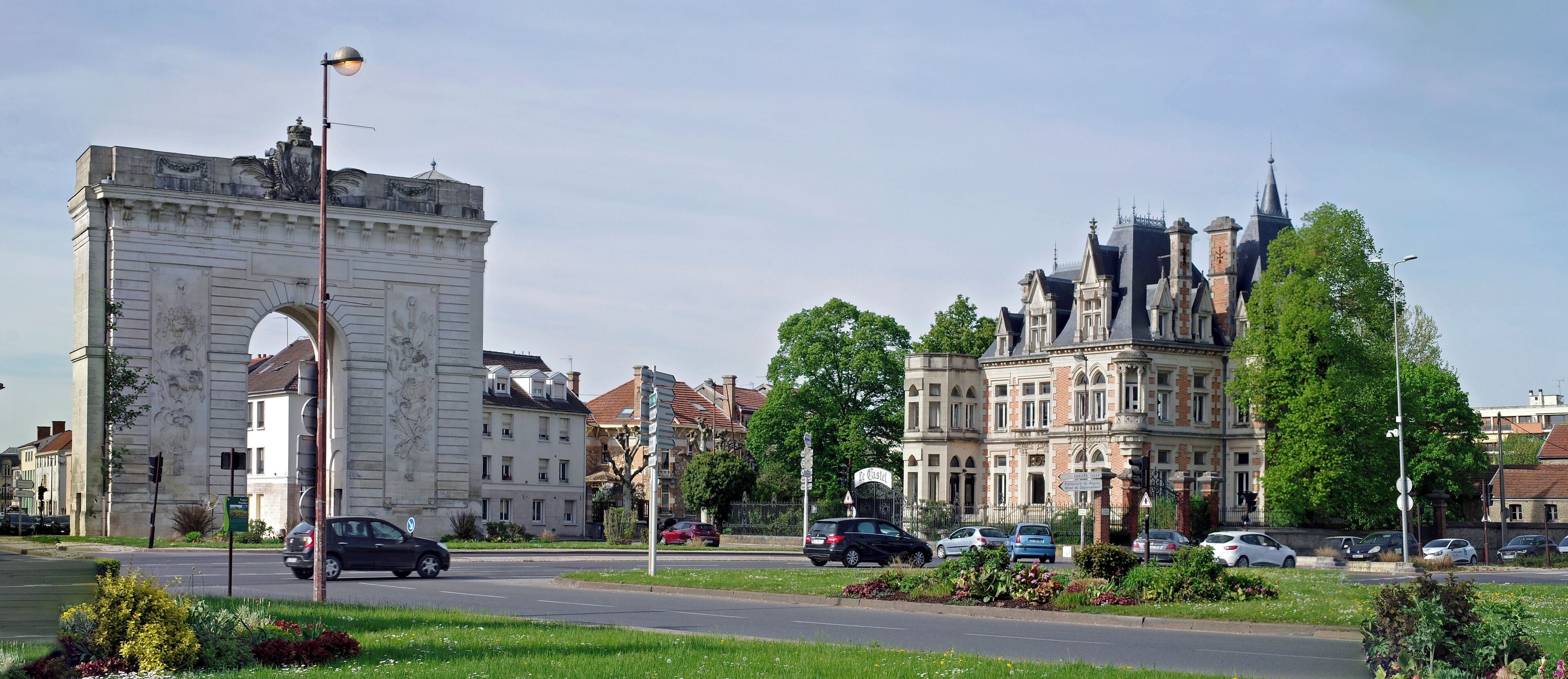 Châlons-en-Champagne (Marne). La Porte Sainte-Croix et le Castel Marie-Antoinette. Porte Sainte-Croix. Egalement appelée porte Dauphine, la porte Sainte-Croix a été édifiée en 1771 par l'architecte Nicolas Durand et le sculpeteur Antoine Lépine. Elle est dédiée à Marie-Antoinette pour son arrivée en France avant son mariage avec le Dauphin, le futur Louis XVI. Cette porte, construite sur le modèle des arcs de triomphe romains, fut terminée juste à temps pour le passage de Marie-Antoinette, qui allait épouser le Dauphin, d’où son nom de Porte Dauphine. Le Castel Marie-Antoinette. Le Castel Marie Antoinette est un hôtel particulier néogothique qui fut construit en 1890 par M.Eugène Napoléon-Cochery pour sa fille Isabelle Marie-Antoinette. Ce petit château a été mis au enchères en février 2018, son propriétaire, homme d’affaires rémois, étant en délicatesse avec sa banque. Mis à prix pour 500 000 €, pour la moitié de son prix réel, la vente sera finalement annulée, le propriétaire ayant trouvé un arrangement avec sa banque. Un projet d'hôtel, avec des aménagements pour 3 millions d'€, ne fait pas l'unanimité.