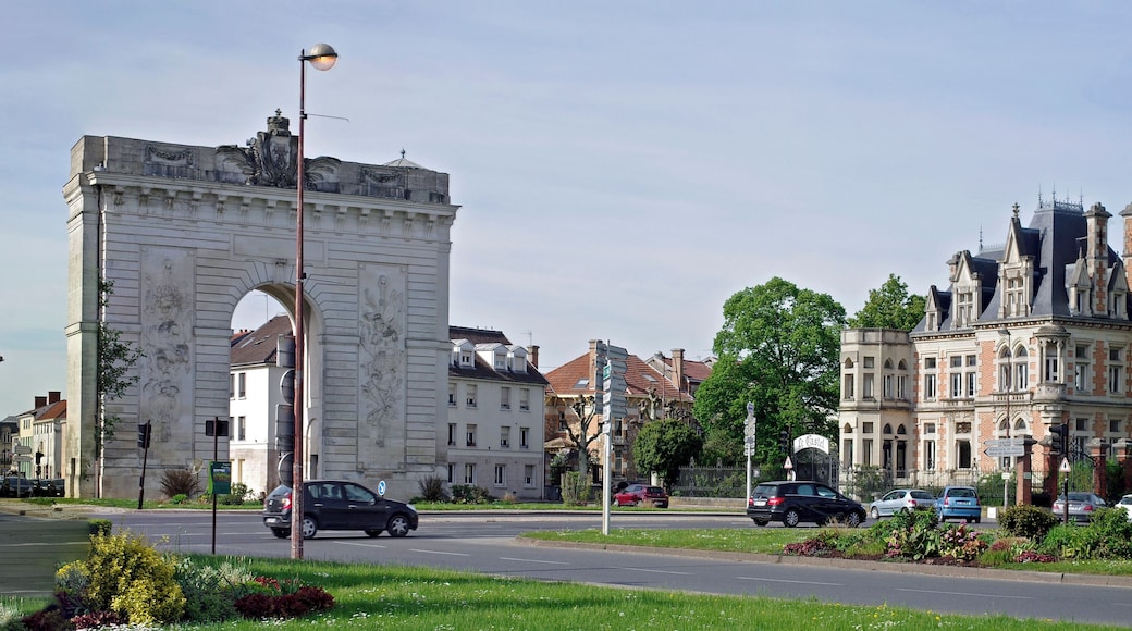 Châlons-en-Champagne (Marne). La Porte Sainte-Croix et le Castel Marie-Antoinette. Porte Sainte-Croix. Egalement appelée porte Dauphine, la porte Sainte-Croix a été édifiée en 1771 par l'architecte Nicolas Durand et le sculpeteur Antoine Lépine. Elle est dédiée à Marie-Antoinette pour son arrivée en France avant son mariage avec le Dauphin, le futur Louis XVI. Cette porte, construite sur le modèle des arcs de triomphe romains, fut terminée juste à temps pour le passage de Marie-Antoinette, qui allait épouser le Dauphin, d’où son nom de Porte Dauphine. Le Castel Marie-Antoinette. Le Castel Marie Antoinette est un hôtel particulier néogothique qui fut construit en 1890 par M.Eugène Napoléon-Cochery pour sa fille Isabelle Marie-Antoinette. Ce petit château a été mis au enchères en février 2018, son propriétaire, homme d’affaires rémois, étant en délicatesse avec sa banque. Mis à prix pour 500 000 €, pour la moitié de son prix réel, la vente sera finalement annulée, le propriétaire ayant trouvé un arrangement avec sa banque. Un projet d'hôtel, avec des aménagements pour 3 millions d'€, ne fait pas l'unanimité.