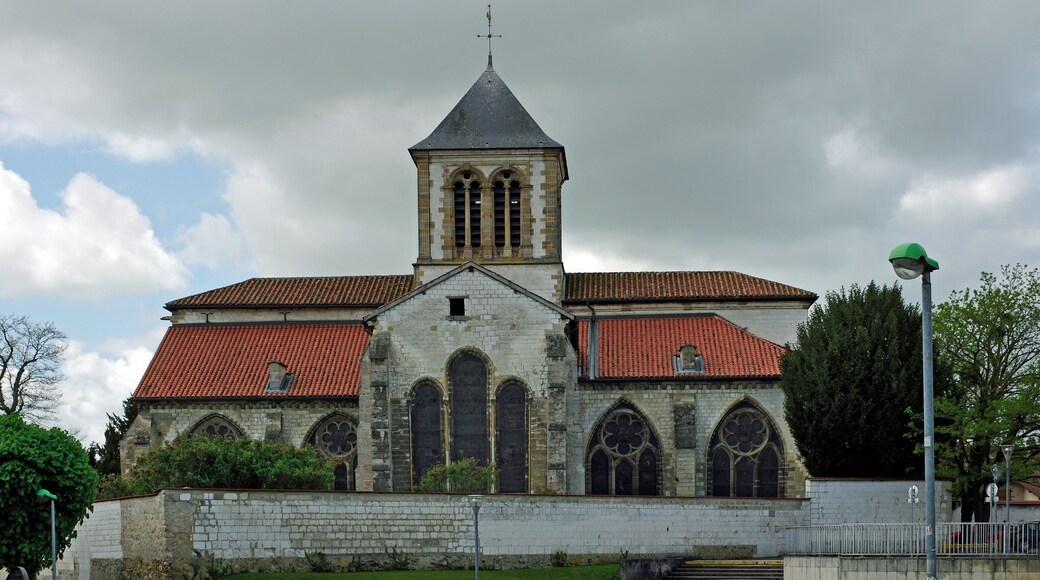 Châlons-en-Champagne (Marne) Église Saint-Jean (église Saint-Jean Baptiste). L'église Saint-Jean est l'un des édifices les plus anciens de la ville. Une première chapelle, bâtie sur l'initiative du premier évêque de Châlons (Saint-Memmie) aurait occupé le site qui était alors en dehors de la cité. Construite de la fin du XIe siècle jusqu'au XVIIe siècle, l'église actuelle permet d'observer l'évolution de l'architecture religieuse, de l'art roman à la Renaissance en passant par le gothique. Au Moyen-Âge, le quartier est occupé par les drapiers en laine. On note la présence d'un moulin à foulon dès le milieu du XIIe siècle, à Châlons. Le foulonnage de la laine - battage du tissu avec de l'argile - permettait de dégraisser la laine et d'assouplir et feutrer le drap. Un règlement des drapiers de Châlons, datant de 1243 et ratifié par l'évêque en 1247, règlement conservé par "La Société allemande de Leipzig", contient des détails sur "les procédés de fabrication, de tissage, de teinture, de pliage, usités à Châlons, sur les espèces, les couleurs, la mesure des draps, sur le pesage des laines, sur les avances d'argent aux ouvriers, sur les conditions de la vente, sur le respect dû aux gardes, etc. Les peines fixées pour les contraventions sont l'amende, les dommages-intérêts, la saisie et la destruction des objets défectueux, et la perte de l'ostel un an et un jour par les fabricants. L'évêque déclare à la fin qu'il abandonne tous droits de poursuite, d'amende et toute juridiction : Et de toutes ces choses devant dites, nos n'i avons oquison, amende ne justice." La confrérie des drapiers fait un embellissement de l'église en 1356. A proximité, se trouvait l’abbaye de Saint-Pierre-aux-Monts, remplacée au XIXe siècle par la caserne de cavalerie Tirlet, devenue depuis la cité administrative. Nicolas Appert, né à Châlons (sa maison natale est face à l'église) et inventeur de la conservation des aliments dans des bouteilles en verre chauffées au bain-marie, a été baptisé dans cette église en 1749. Saint-Jean a été consacrée en 1165, la nef et une partie du transept central datent de cette époque, mais ont été remaniés. Le choeur est du XIIIe et a été restauré en 1603. Le portail, baie ogivale encadrée de quatre archivoltes avec, au-dessus, trois fenêtres ogivales, est également du XIIIe. Une inscription du portail porte la date de 1356 et semble indiquer que la compagnie des tisserands aurait participé à son achèvement. Vers 1500, les arbalétriers construisent une chapelle, sur la façade sud, dédiée à Saint-Sébastien. Le mur extérieur de cette chapelle porte un cadran solaire. Le clocher-tour, au dessus de la croisée de transept, date de 1603. Sa construction a entraîné le renforcement des piles. Les bas-côtés sont remaniés en 1671. Endommagée, l'église a été restaurée au XIXe siècle. La sacristie au nord-est a été supprimée à la même époque. Les vitraux sont également du XIXe. <a href="http://www.histoire-et-patrimoine-aoustois.fr/cities/1405/documents/rjjiwncmd0hkhyy.pdf" rel="nofollow">www.histoire-et-patrimoine-aoustois.fr/cities/1405/docume...</a> Règlement pour les drapiers de Châlons-sur-Marne 1244 - 1247) : <a href="https://www.persee.fr/doc/bec_0373-6237_1857_num_18_1_445465" rel="nofollow">www.persee.fr/doc/bec_0373-6237_1857_num_18_1_445465</a>