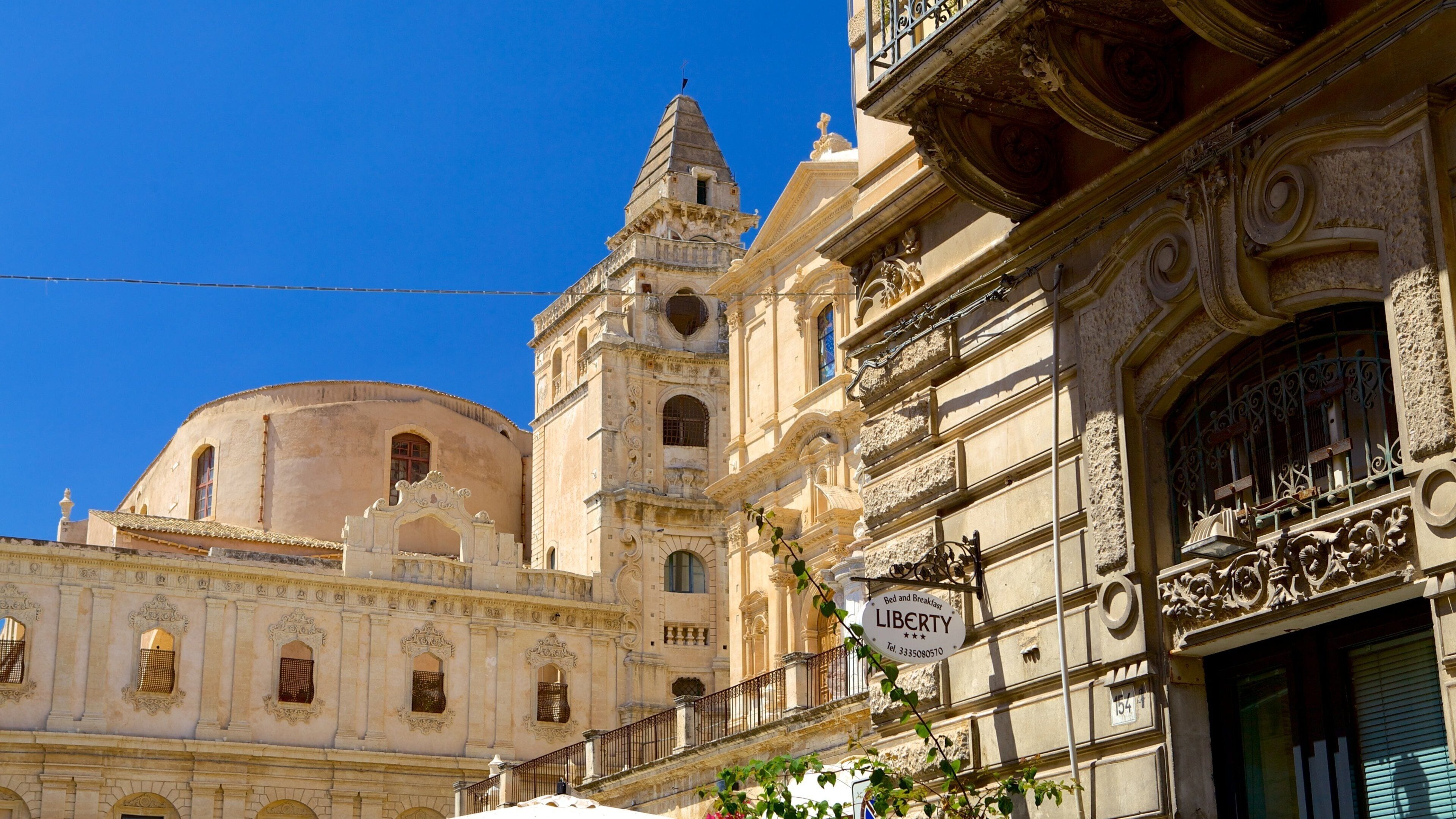 Siracusa mostrando strade e architettura d\'epoca