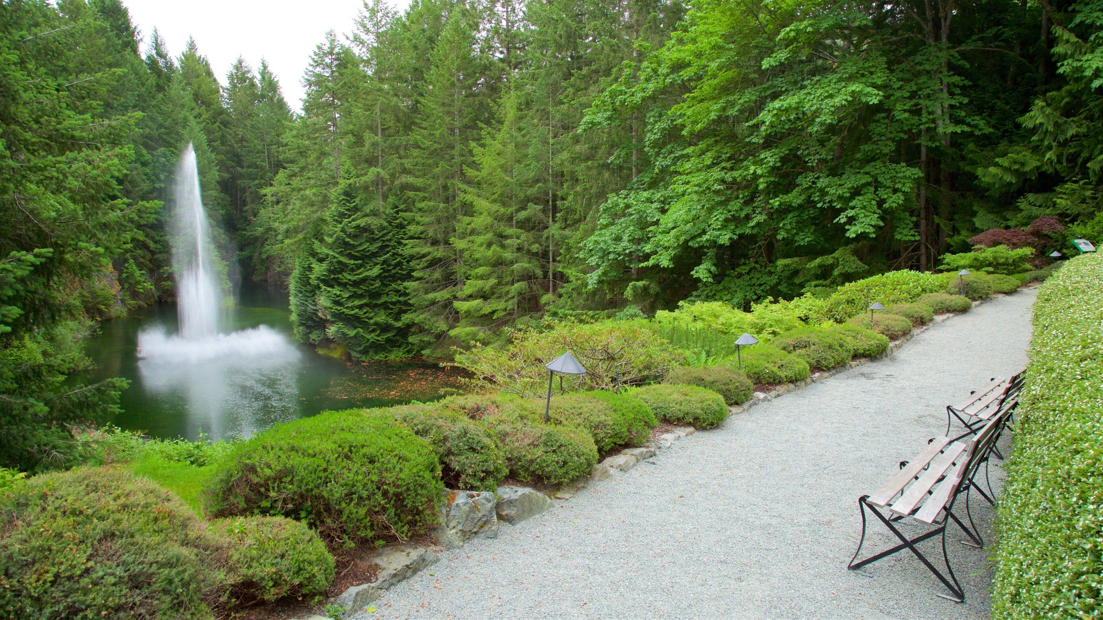 Brentwood Bay which includes a park and a fountain