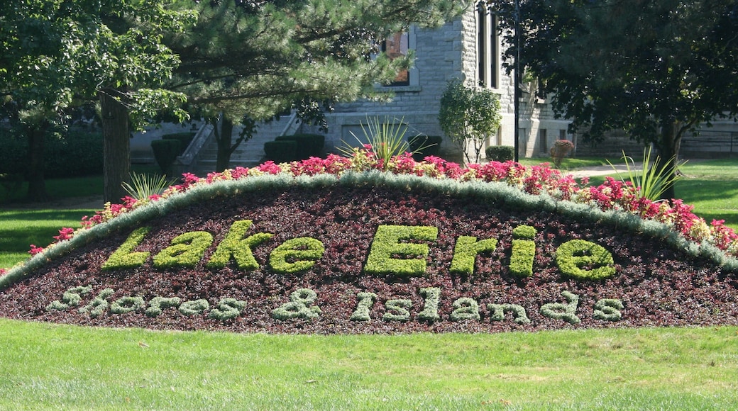 Sandusky som viser blomster, skilt og park