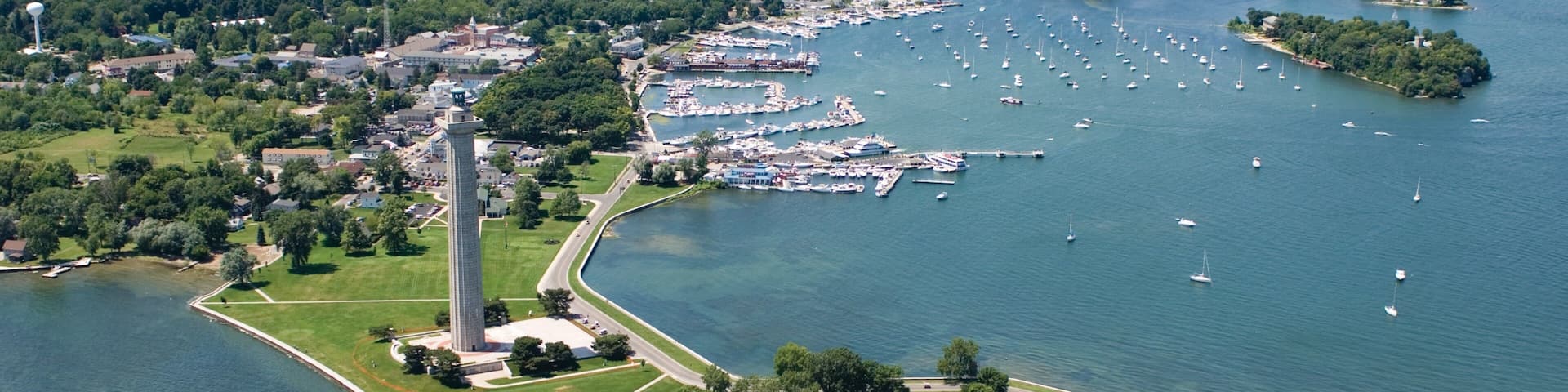 Sandusky que inclui uma cidade litorânea, paisagens litorâneas e uma baía ou porto