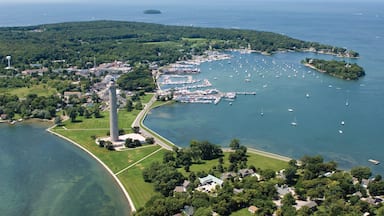 Sandusky mettant en vedette baie ou port, ville côtière et vues littorales