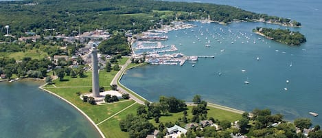 Sandusky ofreciendo vistas de una costa, una localidad costera y una bahía o un puerto