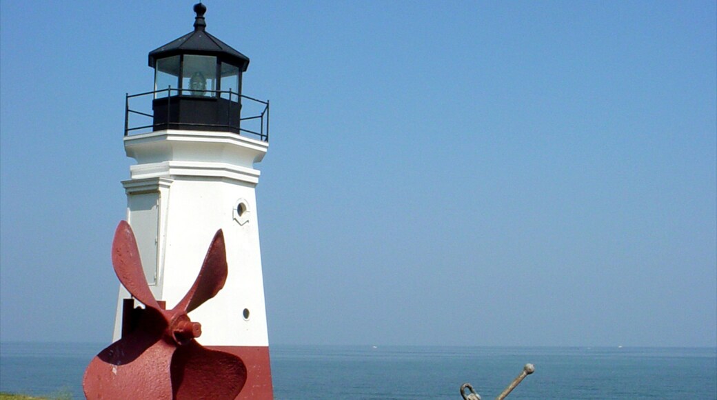 Sandusky mostrando vistas generales de la costa y un faro