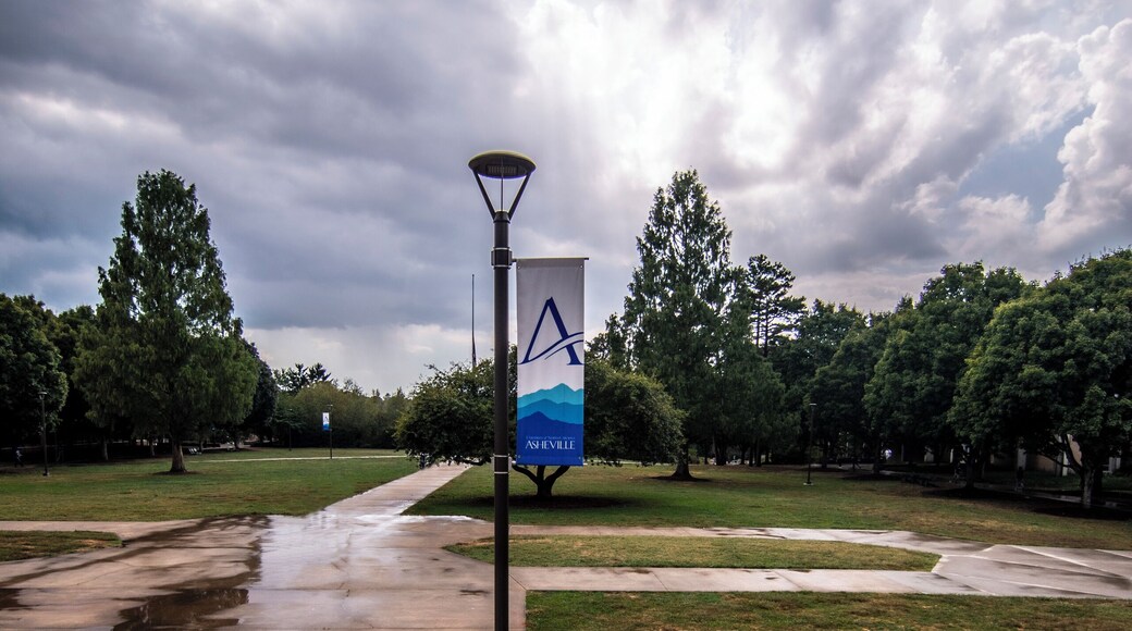 The quad at the University of North Carolina Asheville
#unca
#northcarolina
#school
#university
#gobulldogs
#asheville
#campus