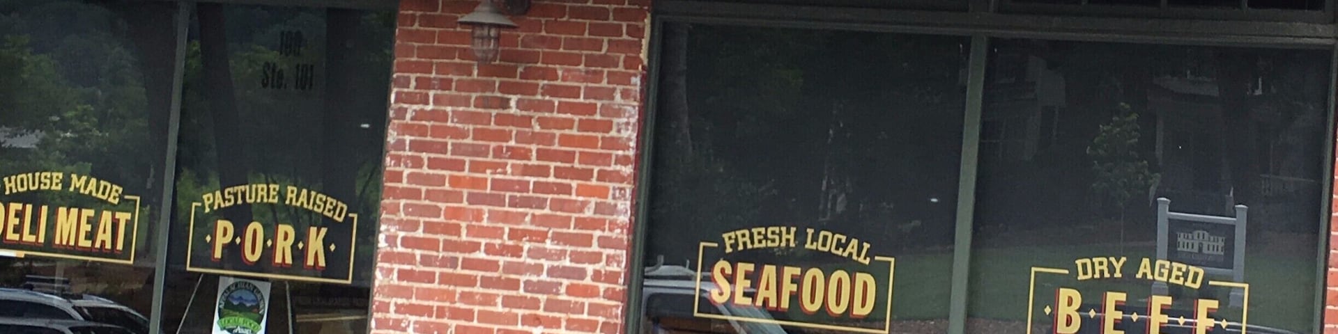 Nothing like walking into a shop and asking for a sampler of their favorite smokey delights, then walking out later with a selection of 4 , including tasso, several sausages and some rib bones and a pig knuckle for the dogs. PJ has an amazing business that I would definitely put on my 100 mile gottagoto radar. #gottagoto.