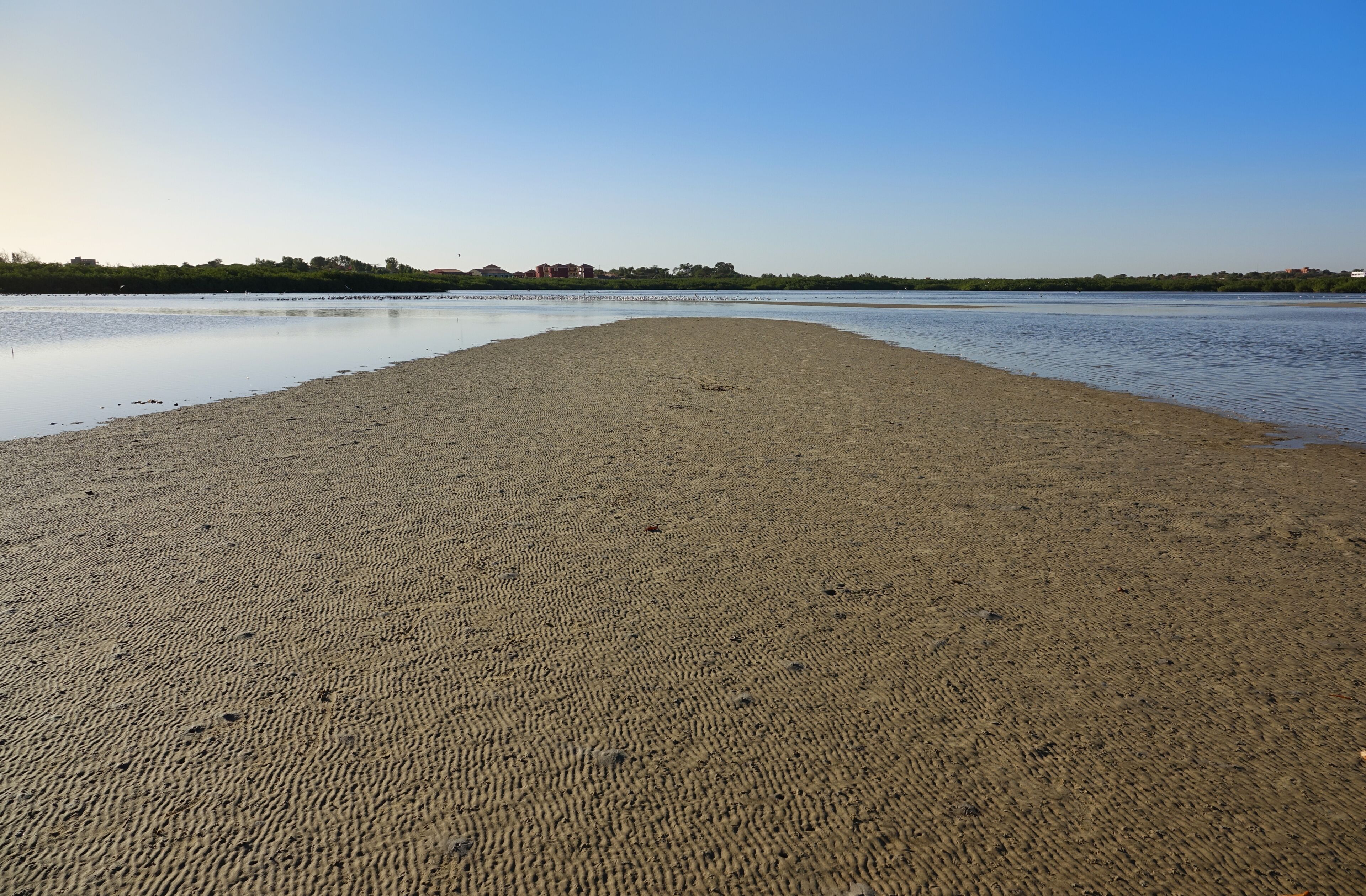 Langue de sable dans la lagune de la Somone au Sénégal