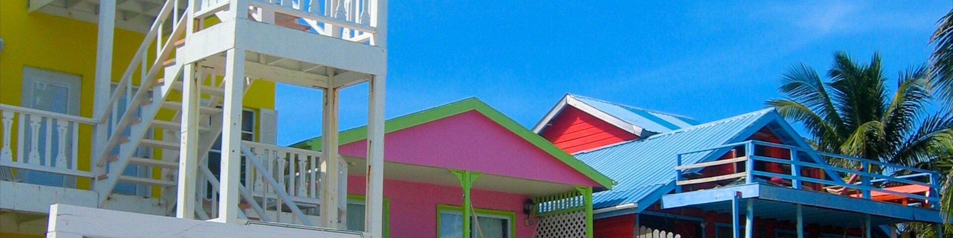 Edifícios coloridos com varandas e um céu azul límpido.