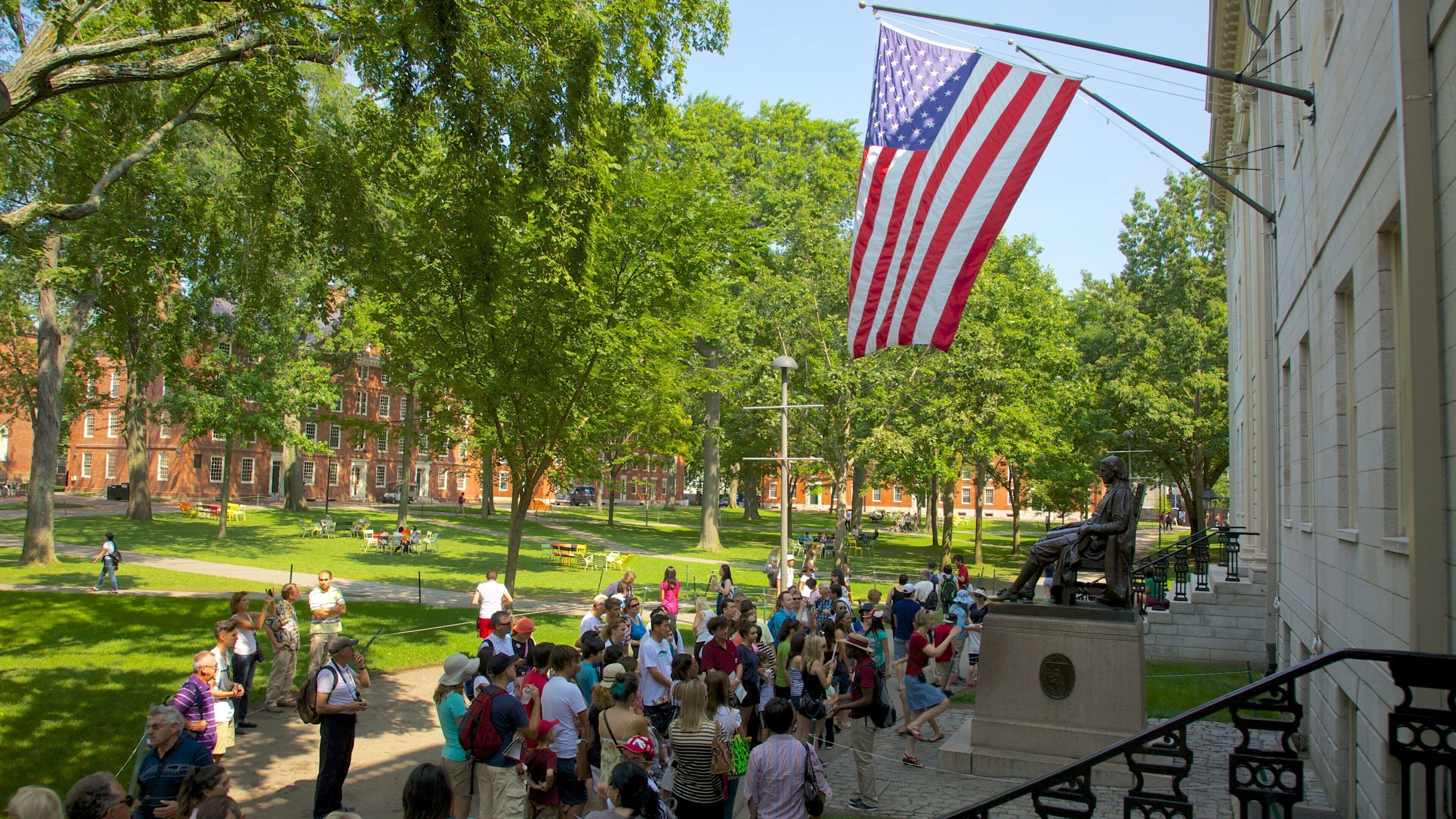 Harvard University som viser en by og udsigt over landskaber såvel som en stor gruppe mennesker