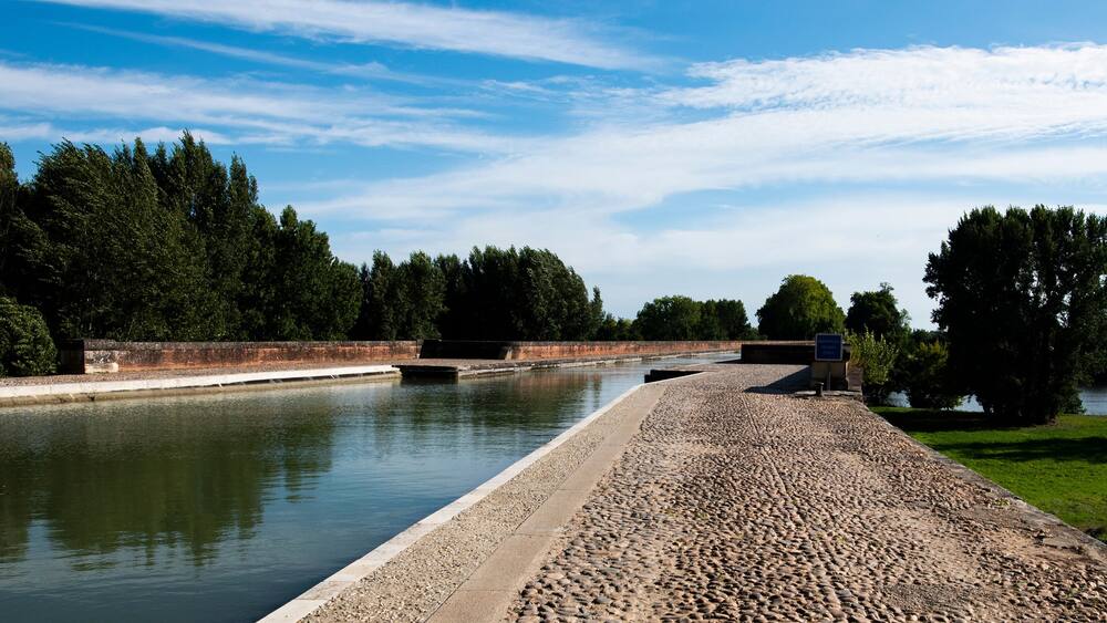 Pont-Canal du Midi enjambant la Garonne à Moissac, le canal du midi est l'oeuvre de Pierre-Paul Riquet et rejoint l'Océan Atlantique à la Méditerranée