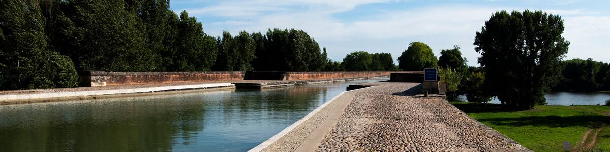 Pont-Canal du Midi enjambant la Garonne à Moissac, le canal du midi est l'oeuvre de Pierre-Paul Riquet et rejoint l'Océan Atlantique à la Méditerranée