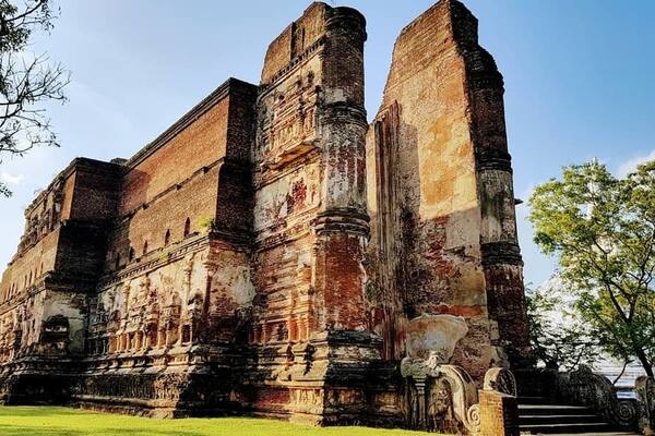 You can hire a bike and spend a day exploring the ancient sites of Polonnaruwa.
This was one of the most impressive temples for us. Visit in the afternoon for the best light.
#ontheroad
#temples
#Sri Lanka
#ruins
#polonnaruwa