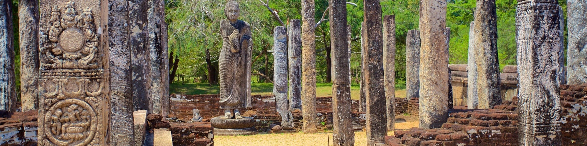 Polonnaruwa mostrando um cemitério e elementos de patrimônio