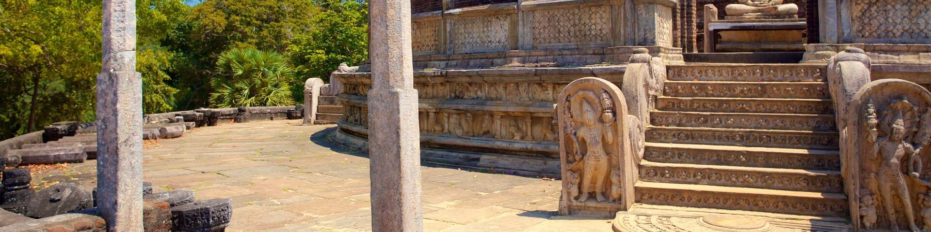 Polonnaruwa welches beinhaltet Friedhof und Geschichtliches