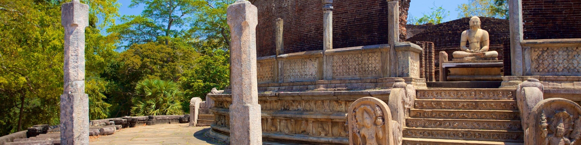 Polonnaruwa que inclui um cemitério e elementos de patrimônio