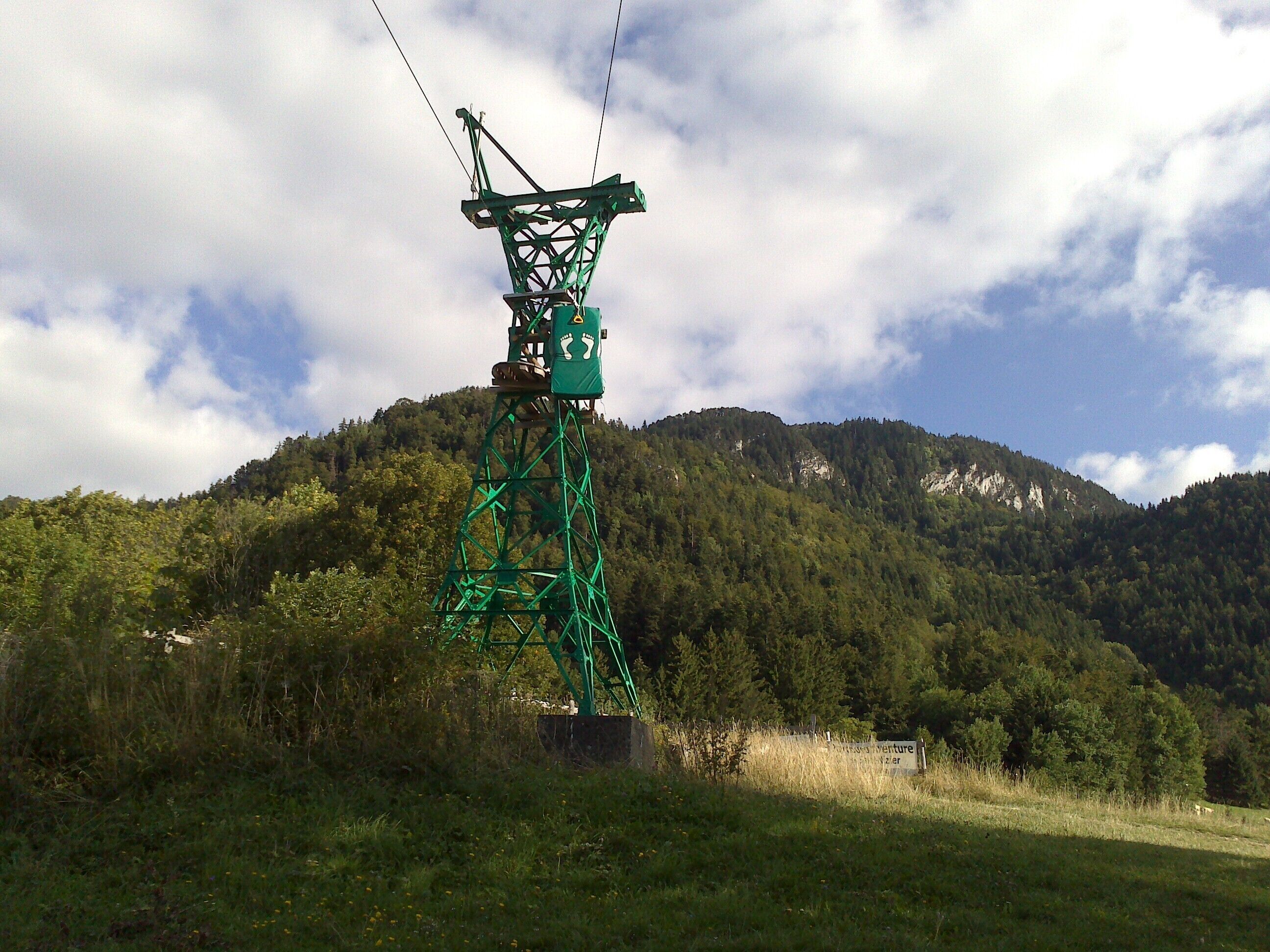Pylône de l'ancienne télécabine, désormais utilisé par le parcours aventure.