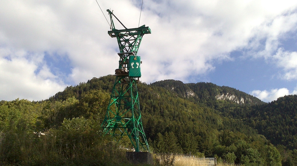 Pylône de l'ancienne télécabine, désormais utilisé par le parcours aventure.