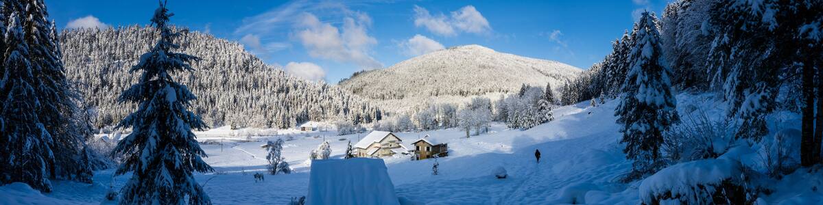 Un promeneur solitaire au lieu-dit Le Rudlin, dans la vallée de la Haute-Meurthe, Vosges, France
