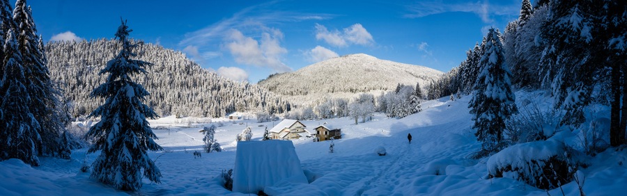 Un promeneur solitaire au lieu-dit Le Rudlin, dans la vallée de la Haute-Meurthe, Vosges, France