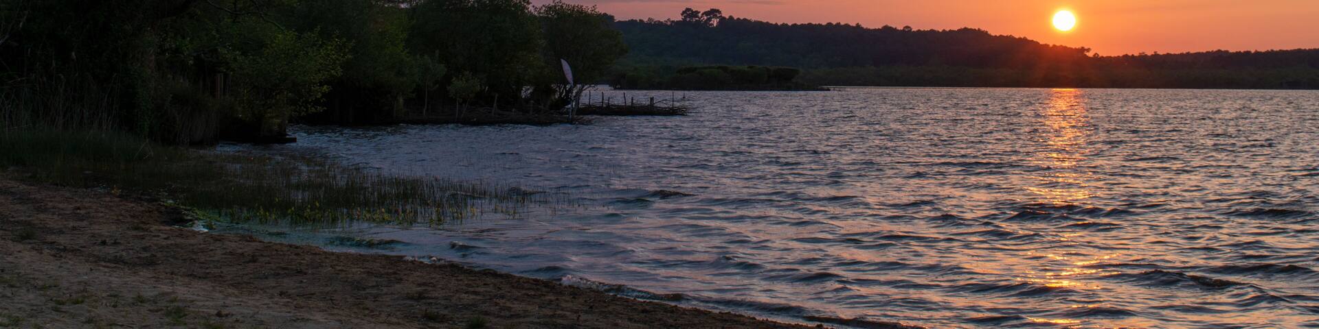 Coucher de soleil sur le lac de Léon dans les Landes (France)