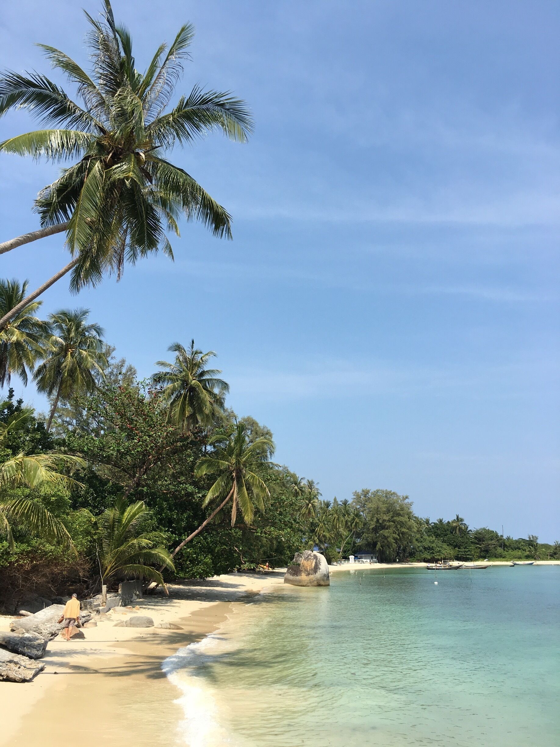 Almost empty, beautiful place with sallow waters, great for relaxing #beachbound #kohsamui