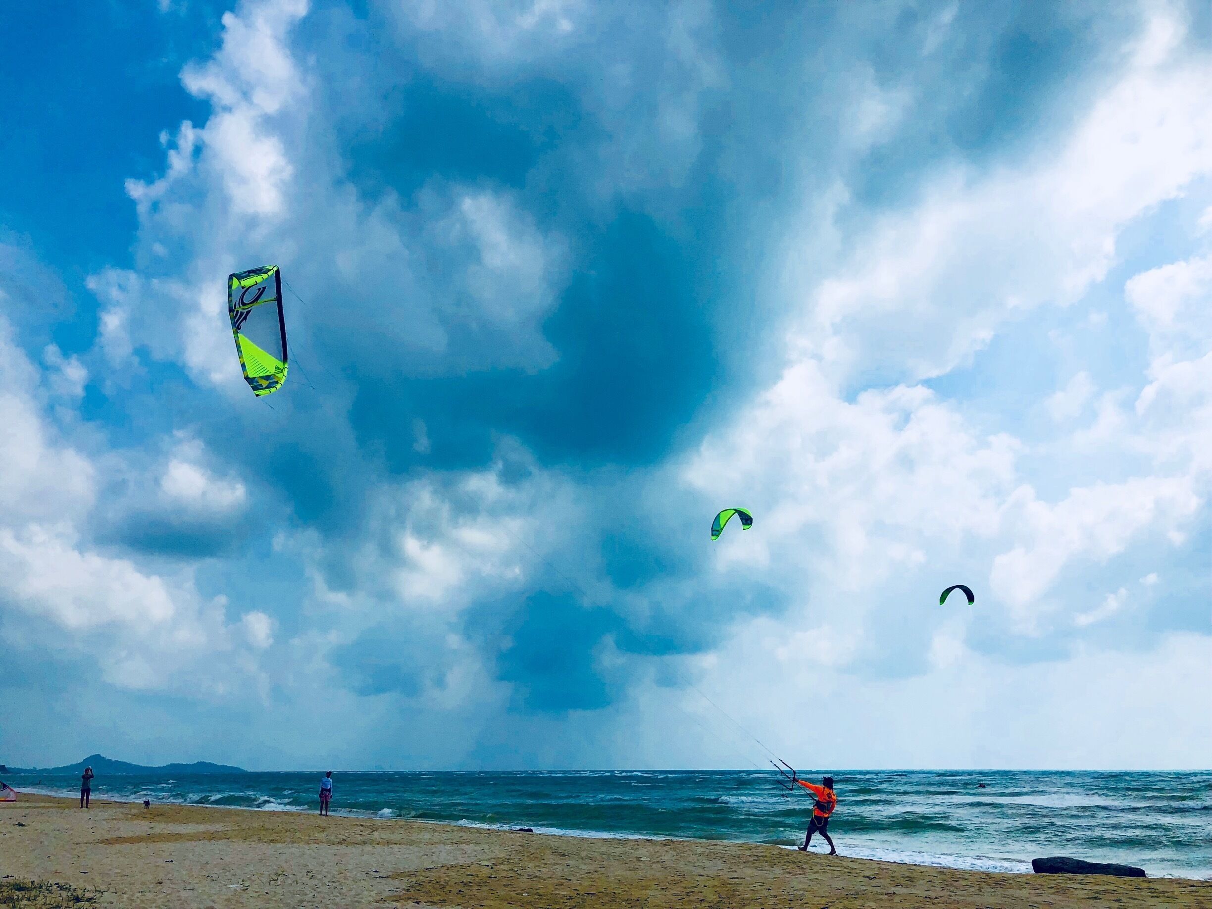 “Higher!!”

This photograph was clicked at Koh Samui beach, Thailand.

High winds and drizzle made the weather extremly favourable for Kite flying.

#LifeAtExpedia