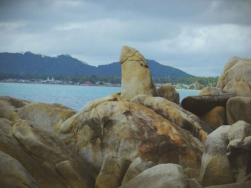 This Hin Ta Hin Yai (Grandfather-Grandmother) rock formation is a popular spot on the island of Koh Samui. Rent a motorbike and explore the island - the cheapest way!