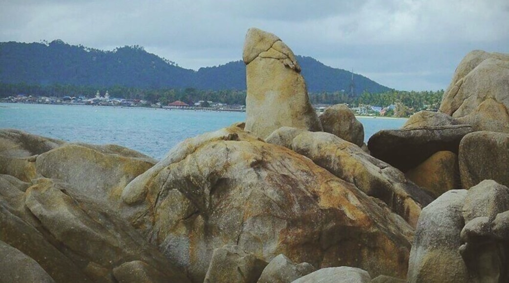 This Hin Ta Hin Yai (Grandfather-Grandmother) rock formation is a popular spot on the island of Koh Samui. Rent a motorbike and explore the island - the cheapest way!