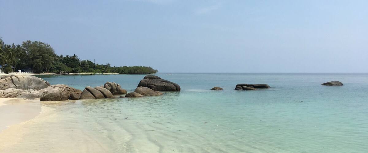 Almost empty, beautiful place with sallow waters, great for relaxing #beachbound#kohsamui#thailand