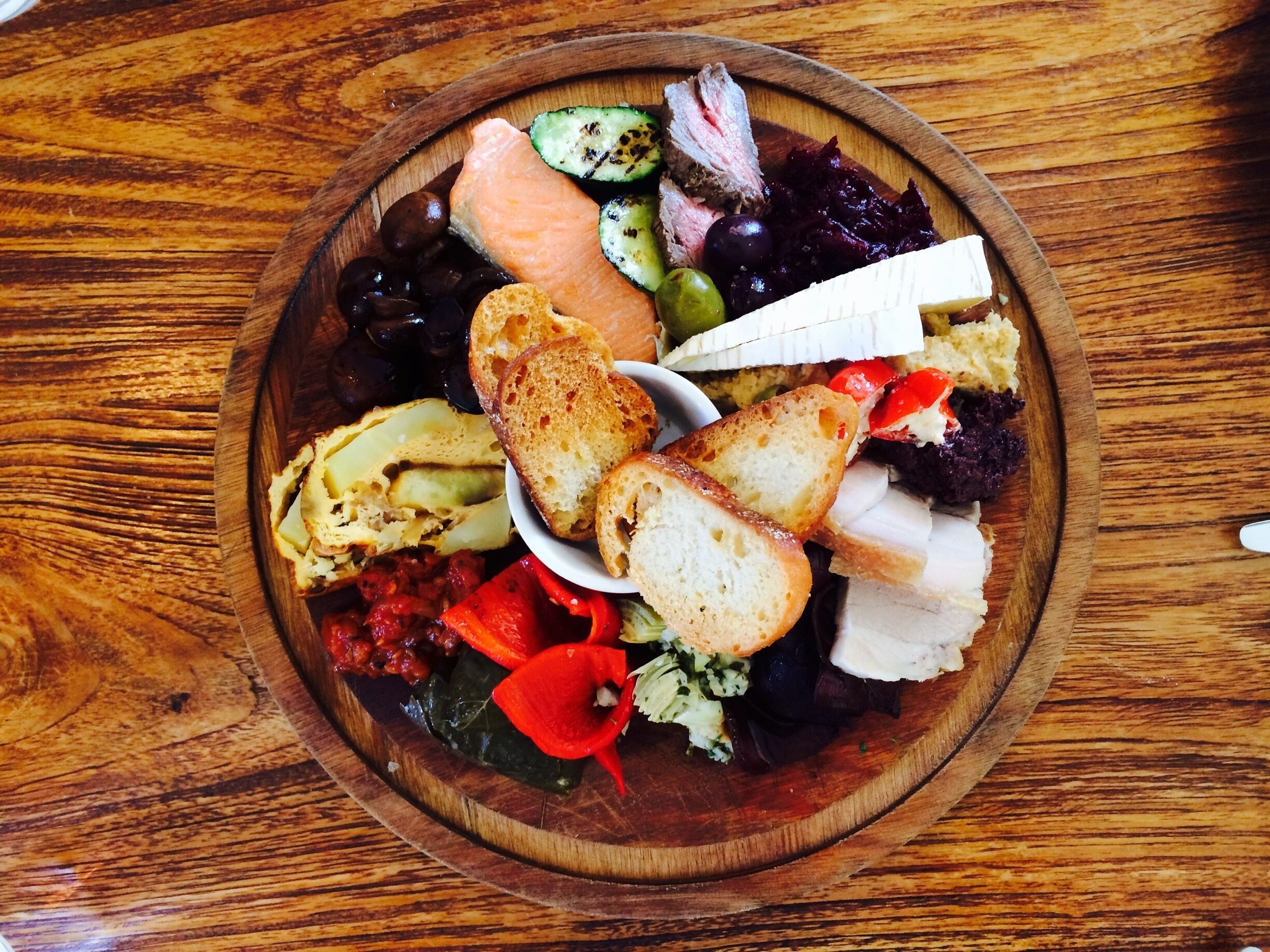 Not only is the wine and staff at Poppies fantastic but so are their platters, this was our "snack" to ride us over till lunch time 👍