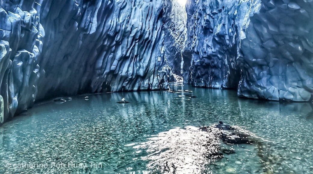 Gole Alcantara - what an amazing gorge formed by the lava from the volcano, a must to visit if you are in Sicily. We have a wonderful day hiking the Mt Etna and ending the hike with this wonderful place to soak all the muscles #localsecrets #nationalpark #travel #adventure #travel #culture #hiking