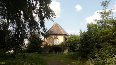 Hier ein etwas größeres Waldgebiet in Westerhausen Am Wulberg, welches durch eine Schranke abgesperrt ist. Gleich am Eingang findet man linksseitig ein verlassenes Haus und rechts ein ca. 5 m hohes Holzkreuz als Gedenkstätte mitten im Wald.