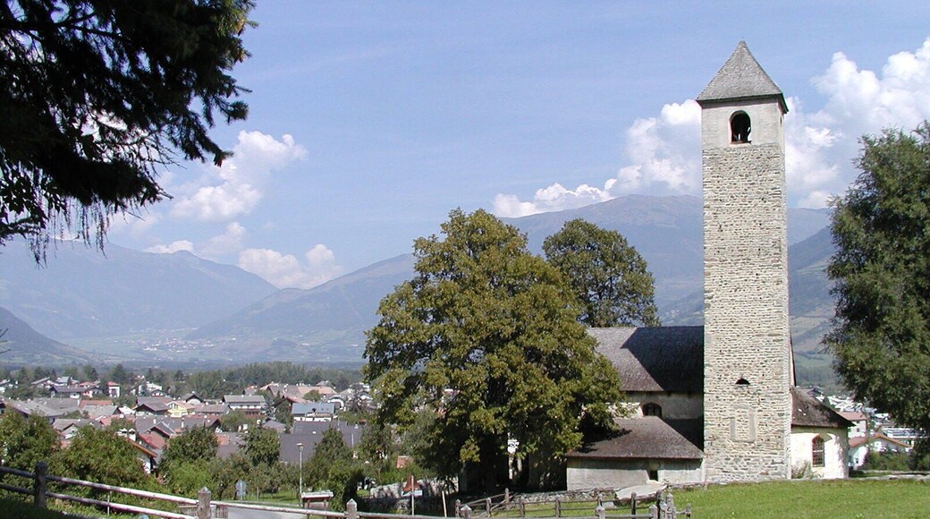 This media shows the cultural heritage monument with the number 16516 in South Tyrol. Kirche St. Johann in Prad am Stilfser Joch, Blick von Süden