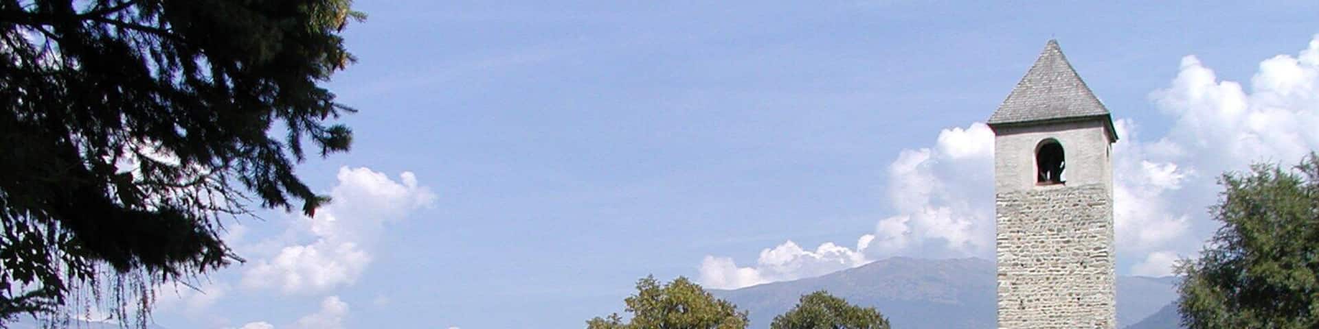This media shows the cultural heritage monument with the number 16516 in South Tyrol. Kirche St. Johann in Prad am Stilfser Joch, Blick von Süden