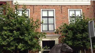 Impressive horse on the market square. Think it is related to the yearly horse fair. http://www.paardenmarktvianen.nl/fotogalerie/aardenmarkt-2012