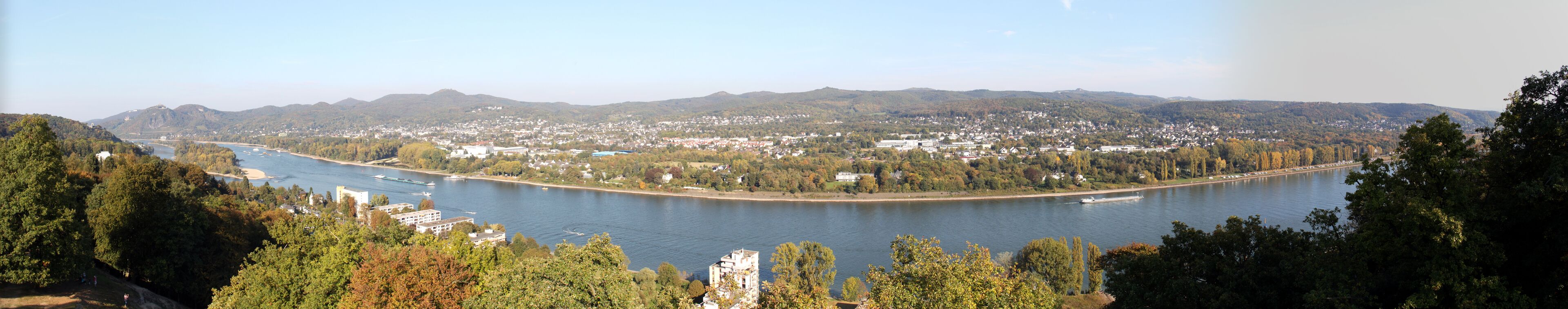 Panorama Bad Honnef, aufgenommen vom Aussichtsturm des Wildpark Rolandseck, links Drachenfelsen und Rheininsel Nonnenwerth
