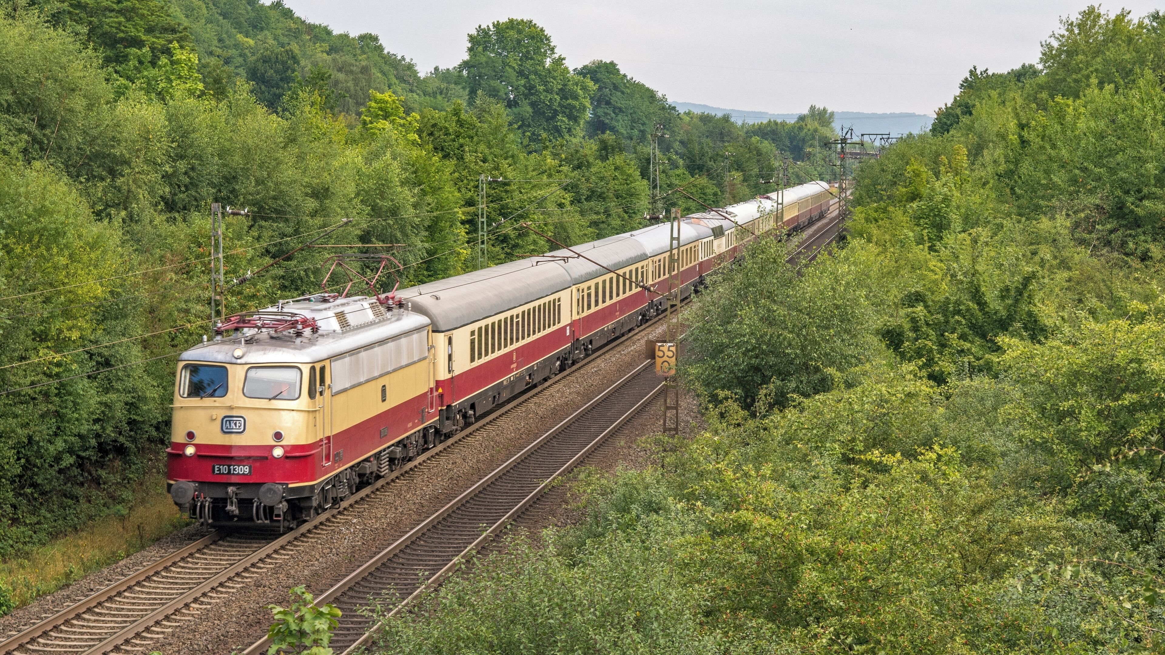 Op een vroege ochtend komt vanuit Köln de E10 1309 AKE-Eisenbahntouristik met TEE wagens en een gezelschap door Remagen. De trein was onderweg richting Koblenz