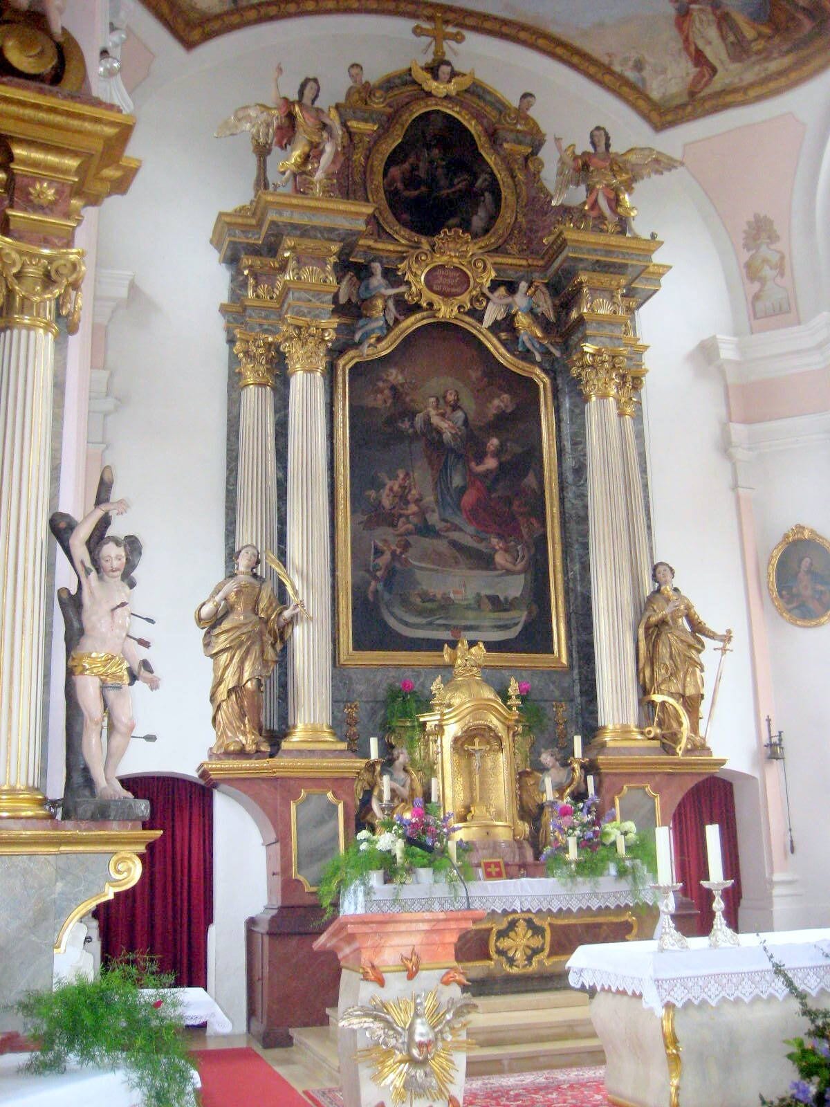 Schräge Aufnahme auf den Josefsaltar der Pfarrkirche Allershausen, Landkreis Freising, Bayern