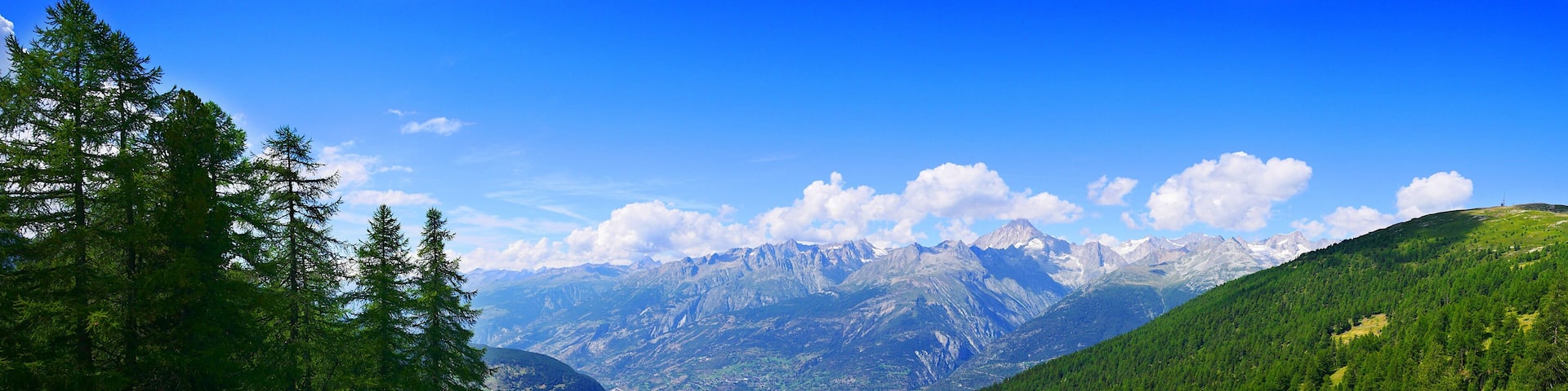 Visp, Schweiz: Panorama des im Tal gelegen Visp
