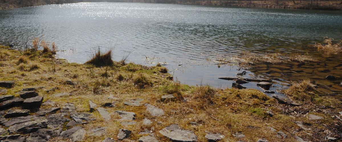 Dieser Stausee wird auf Wanderkarten und in der Region auch als Silbersee bezeichnet