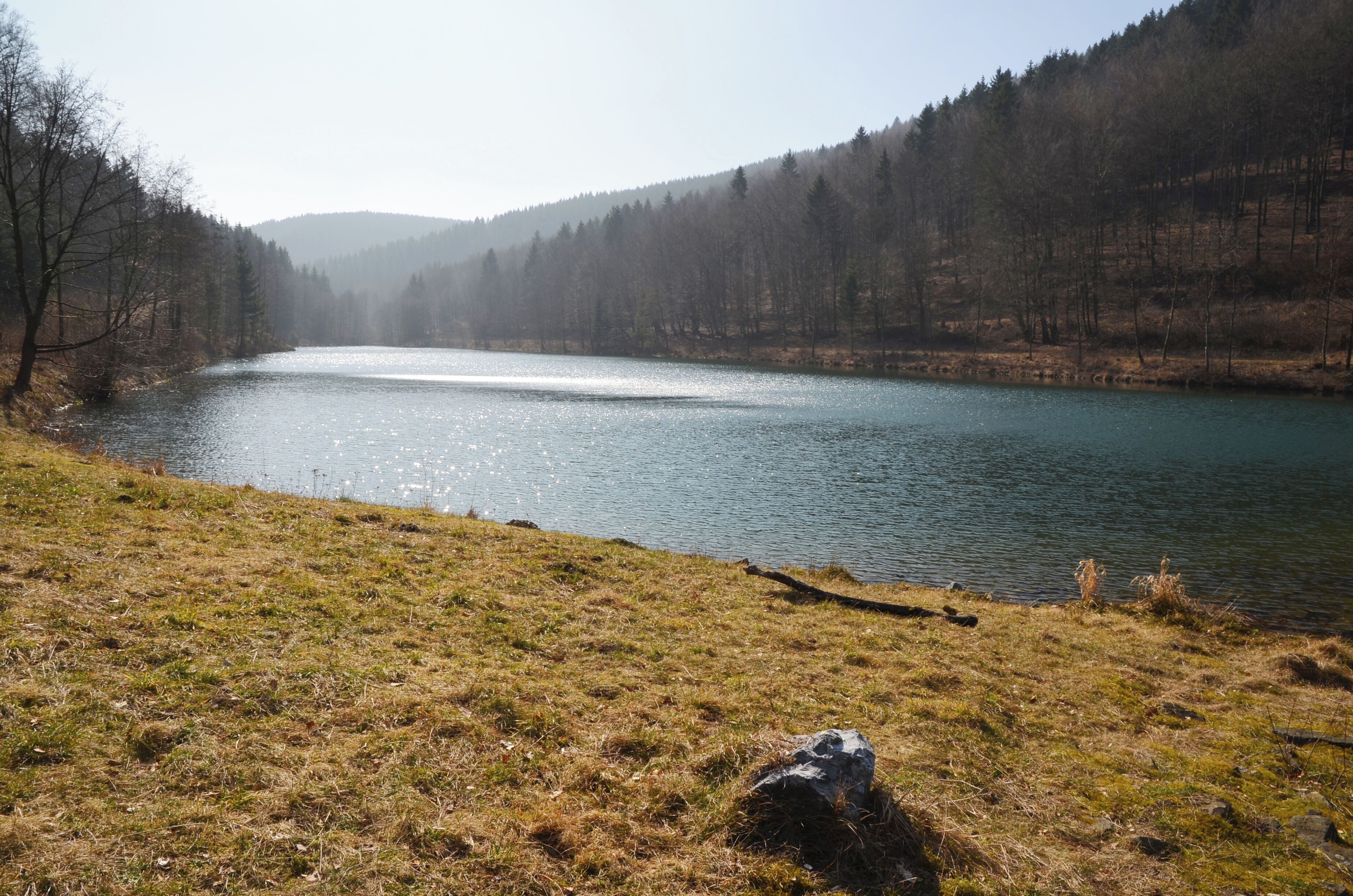 Dieser Stausee wird auf Wanderkarten und in der Region auch als Silbersee bezeichnet