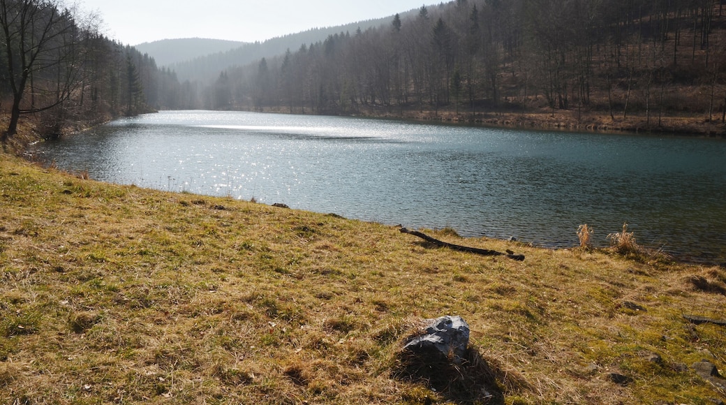 Dieser Stausee wird auf Wanderkarten und in der Region auch als Silbersee bezeichnet