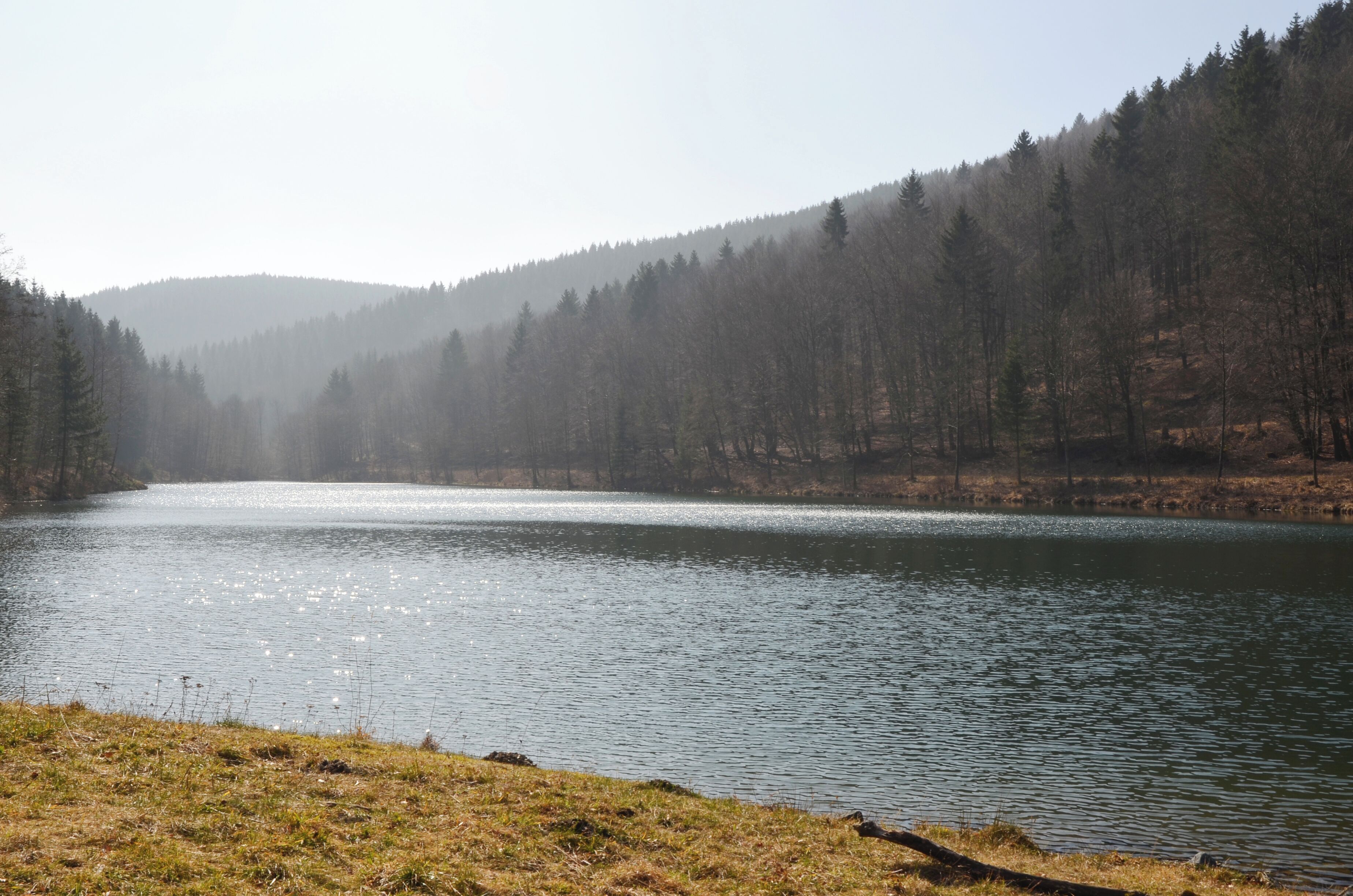 Dieser Stausee wird in der Region und auf Wanderkarten auch als Silbersee bezeichnet