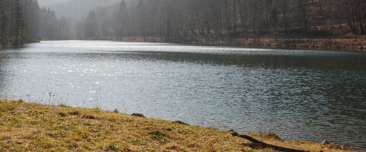 Dieser Stausee wird in der Region und auf Wanderkarten auch als Silbersee bezeichnet