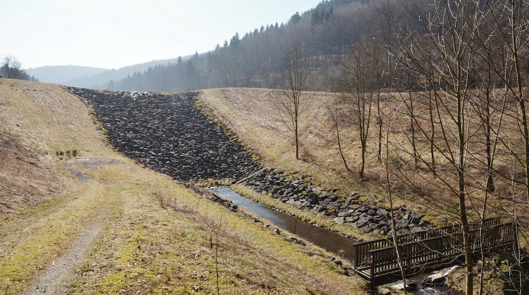 Dieser Stausee wird auf Wanderkarten und in der Region auch als Silbersee bezeichnet