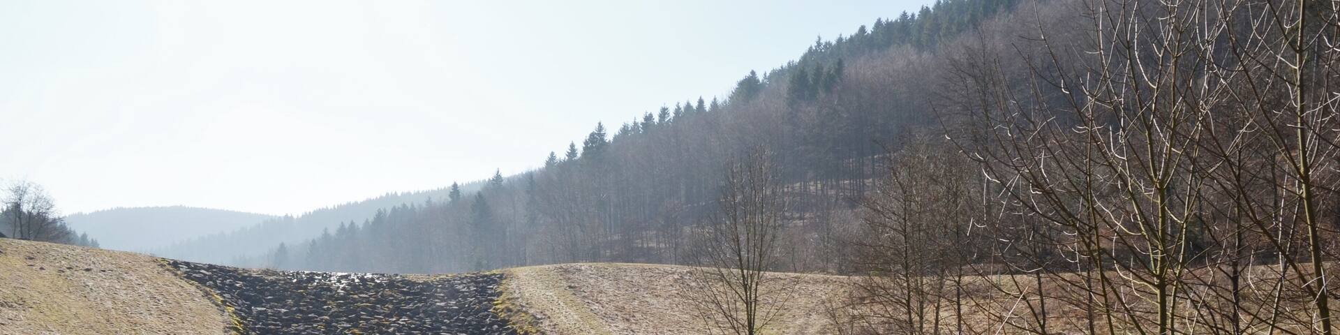 Dieser Stausee wird auf Wanderkarten und in der Region auch als Silbersee bezeichnet