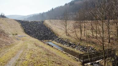 Dieser Stausee wird auf Wanderkarten und in der Region auch als Silbersee bezeichnet