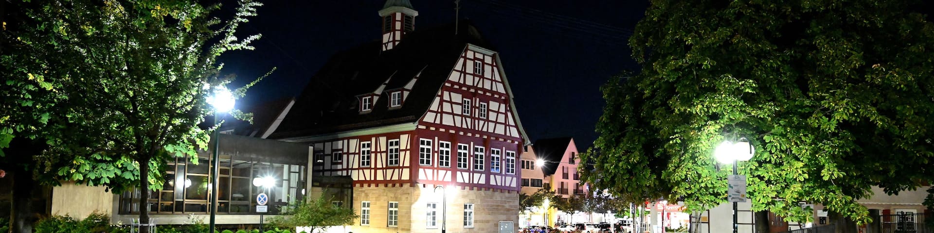 Echterdingen, das Rathaus bei Nacht und Blicl auf die Rückseite